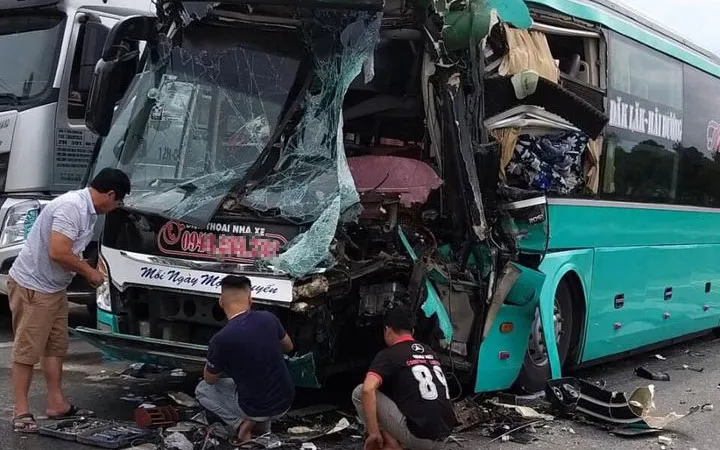 Phần đầu xe khách bị hư hỏng nặng sau tai nạn