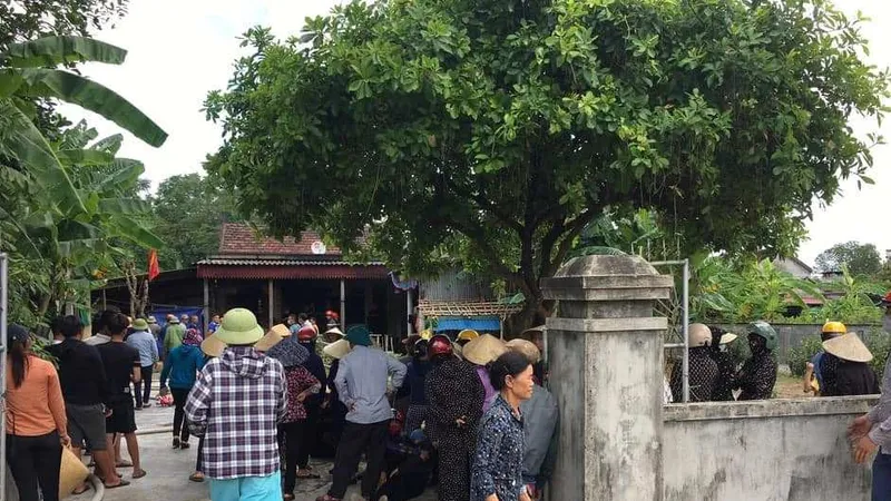 Nhiều người dân địa phương đến tham gia dập lửa