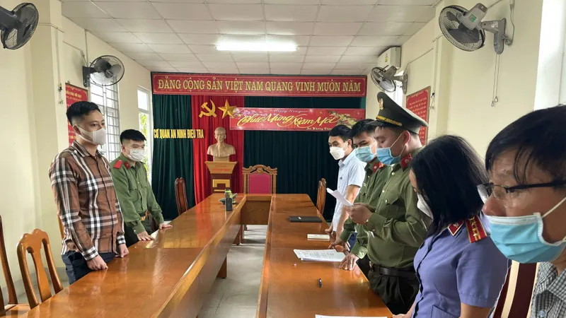 Cơ quan Công an đọc quyết định khởi tố đối với Lê Hữu Phát. Ảnh: Công an Hà Tĩnh