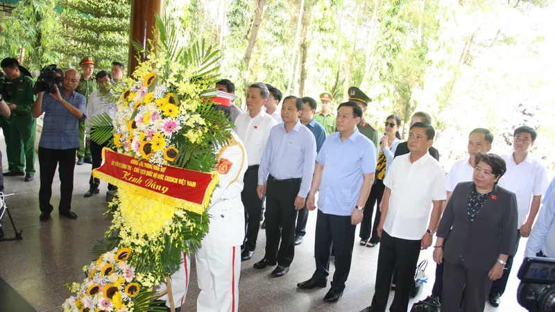 Chủ tịch Quốc hội Vương Đình Huệ và đoàn công tác dâng hoa, dâng hương tại Khu di tích lịch sử Ngã ba Đồng Lộc