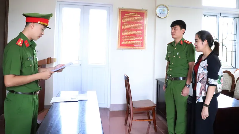 Cơ quan Cảnh sát điều tra Công an tỉnh Hà Tĩnh đọc lệnh bắt tạm giam đối với Hoàng Thị Bình