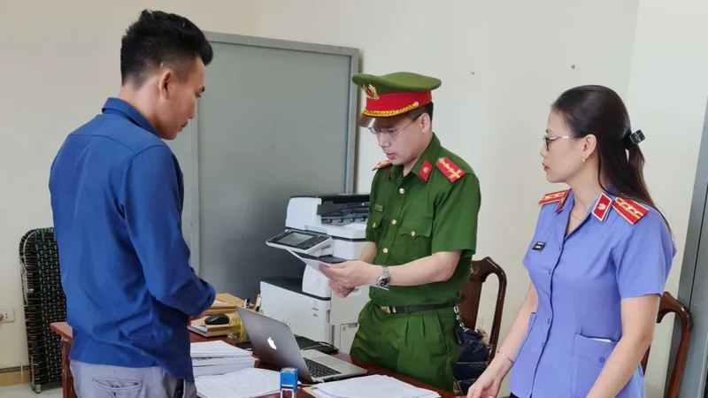 Cơ quan Cảnh sát điều tra Công an Hà Tĩnh đọc quyết định khởi tố đối với Trần Đình Dũng. Ảnh: Công an Hà Tĩnh 