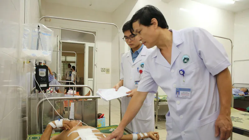 Bệnh nhân H.B.B. đã tỉnh táo, tiếp xúc tốt và tiếp tục được theo dõi điều trị hậu phẫu