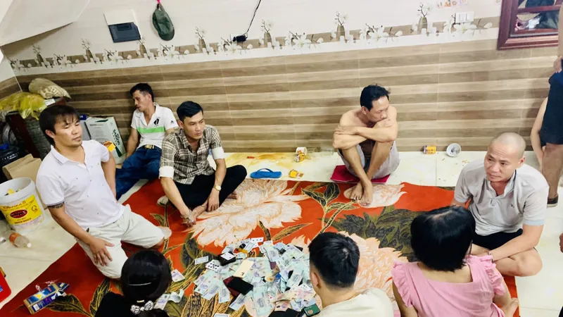 Các đối tượng thời điểm bị lực lượng chức năng phát hiện. Ảnh: Công an Hà Tĩnh cung cấp