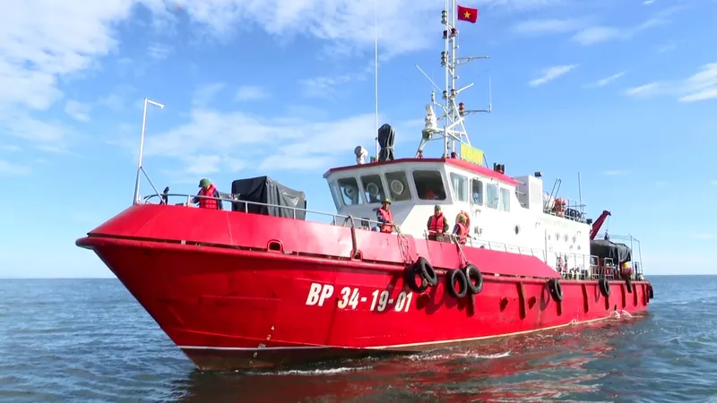 Lực lượng Bộ đội Biên phòng Hà Tĩnh hỗ trợ sửa, nước uống và động viên các ngư dân