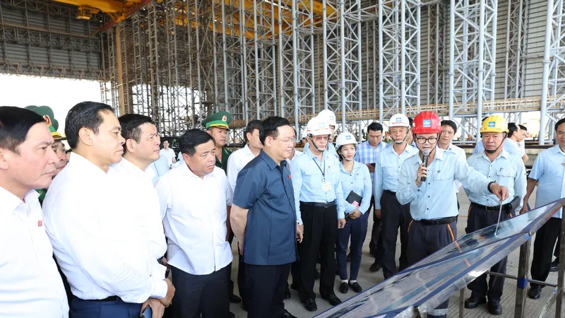 Chủ tịch Quốc hội Vương Đình Huệ cùng đoàn công tác kiểm tra tại Công ty FHS Hà Tĩnh