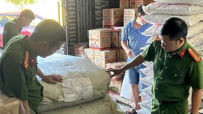 Lực lượng chức năng kiểm tra cơ sở kinh doanh ở xã Cẩm Bình. Ảnh: Công an Hà Tĩnh cung cấp
