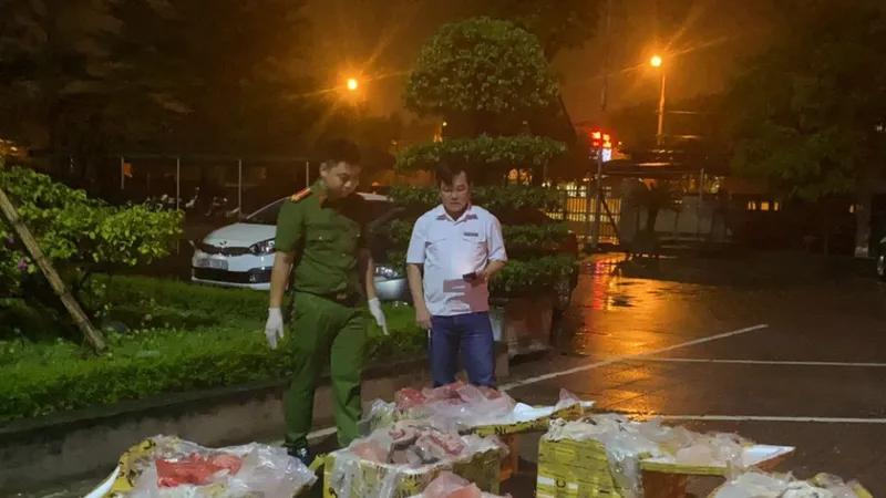 Lực lượng chức năng kiểm đếm số nội tạng chứa trong các thùng xốp. Ảnh: Công an Hà Tĩnh cung cấp