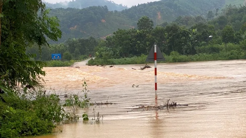 Cầu tràn bắc qua sông Ngàn Sâu vào bản Rào Tre (ở xã Hương Liên, huyện Hương Khê, Hà Tĩnh) đã bị ngập nước sâu, gây chia cắt hoàn toàn