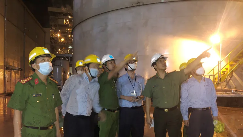 Thượng tá Nguyễn Hồng Phong, Giám đốc Công an tỉnh Hà Tĩnh trực tiếp chỉ đạo công tác điều tra tại hiện trường. Ảnh: Công an Hà Tĩnh cung cấp