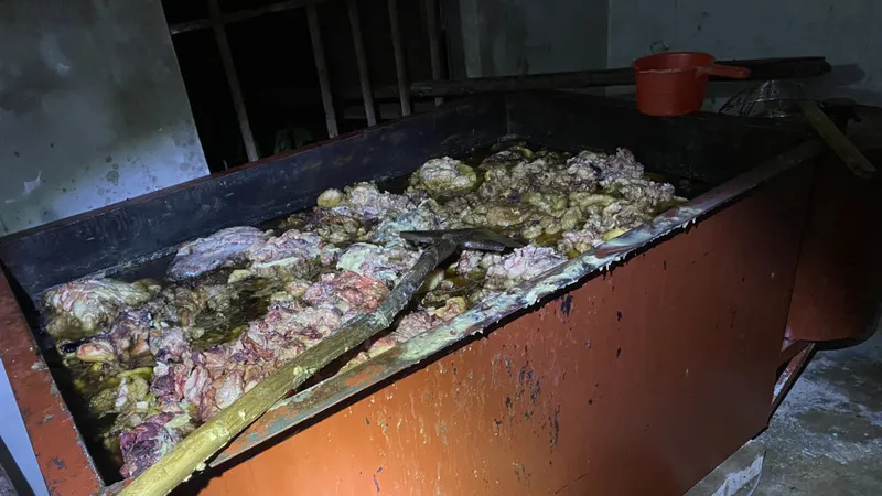 Lực lượng chức năng kiểm tra hiện trường phát hiện mở bẩn