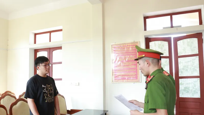Cơ quan Cảnh sát điều tra Công an Hà Tĩnh đọc quyết định khởi tố bị can, lệnh bắt tạm giam đối với Huỳnh Lưu Hữu Minh. Ảnh: Công an Hà Tĩnh