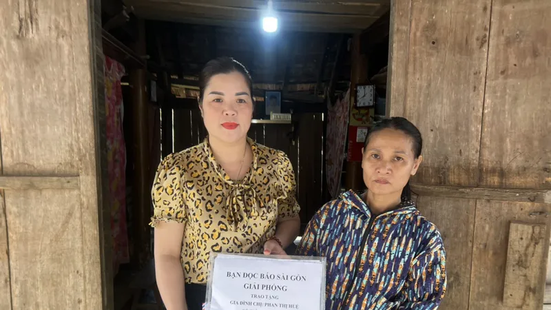 Lãnh đạo xã Hương Xuân trao 8,5 triệu đồng của bạn đọc Báo SGGP cho chị Phan Thị Huệ