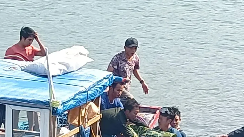 Thời điểm tìm thấy và đưa thi thể cháu bé lên bờ