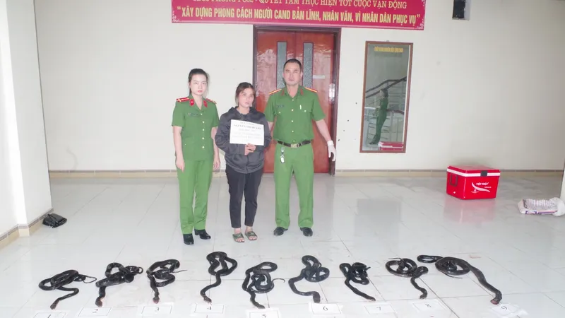 Nguyễn Thị Huyền cùng tang vật 
