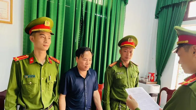 Công an huyện Nghi Xuân tống đạt quyết định khởi tố đối với Trần Văn Ngọc. Ảnh: Công an huyện Nghi Xuân