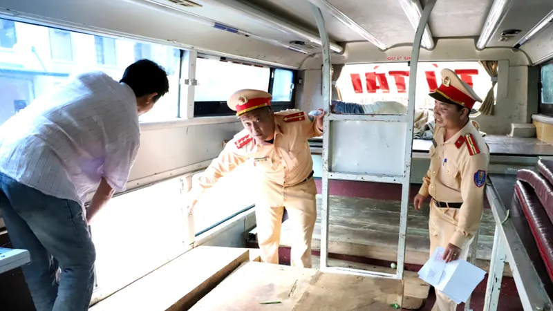 Lực lượng Cảnh sát giao thông kiểm tra số gỗ trên xe khách. Ảnh: Công an Hà Tĩnh