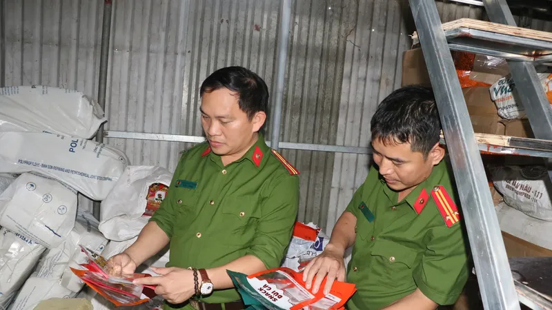 Lực lượng chức năng kiểm tra số bao bì được dập sẵn để đóng gói. Ảnh: Công an Hà Tĩnh