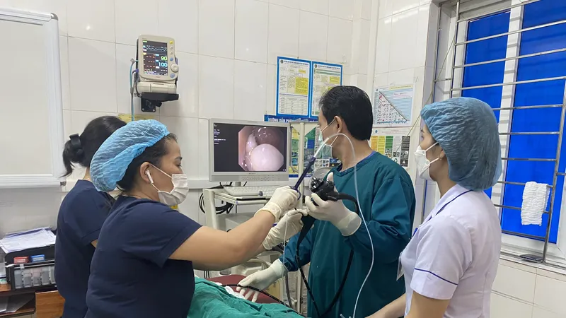 Thời điểm bác sĩ nội soi thấy dị vật nằm trong dạ dày của bệnh nhân 2 tuổi