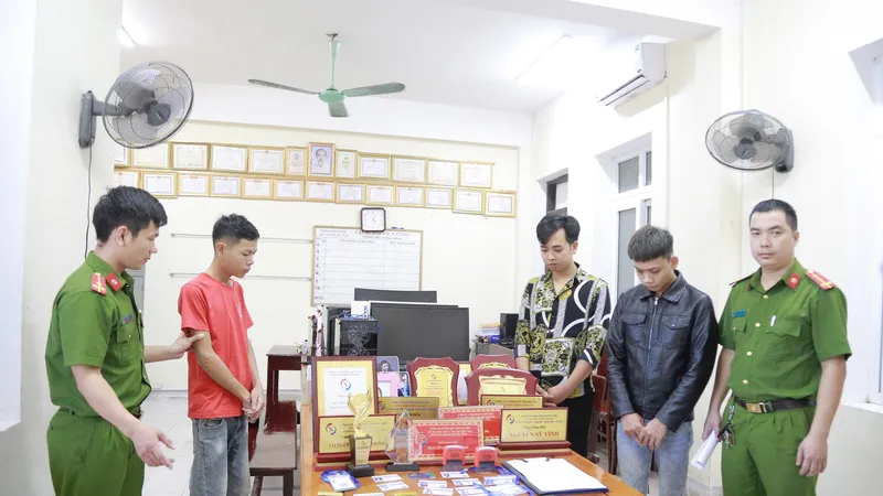 Các đối tượng cùng tang vật tại cơ quan công an
