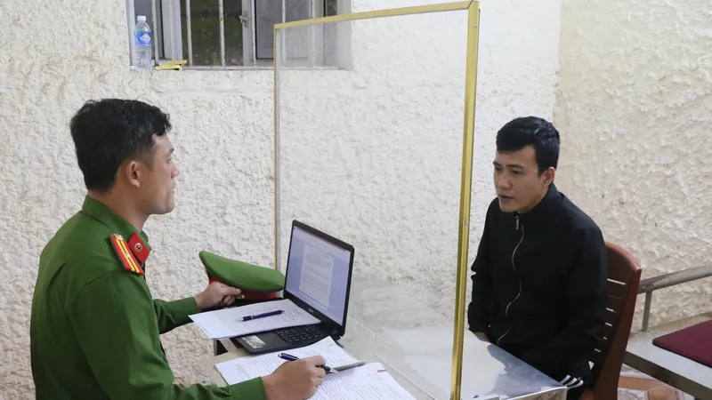 Cơ quan công an lấy lời khai Mai Chí Phương. Ảnh: Công an Hà Tĩnh cung cấp