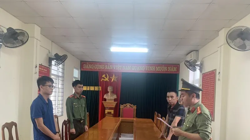 Cơ quan công an đọc lệnh khởi tố đối tượng. Ảnh: VKSND tỉnh Hà Tĩnh