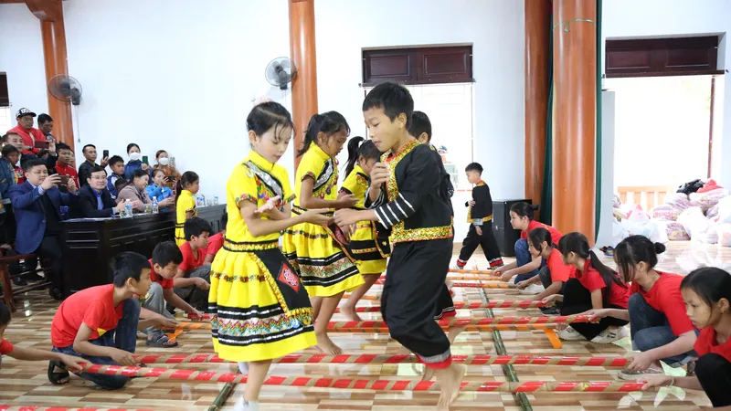 Các em nhỏ biểu diễn tiết mục văn nghệ tại chương trình vui Tết Chăm Cha Bới