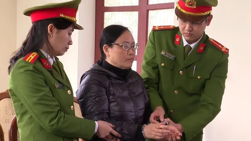 Cơ quan công an thực hiện lệnh bắt tạm giam bị can Hoàng Thị Liêu 