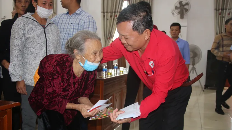 Đại diện Hội Chữ thập đỏ TPHCM trao tặng quà cho người dân hoàn cảnh khó khăn ở tỉnh Hà Tĩnh. Ảnh: DƯƠNG QUANG