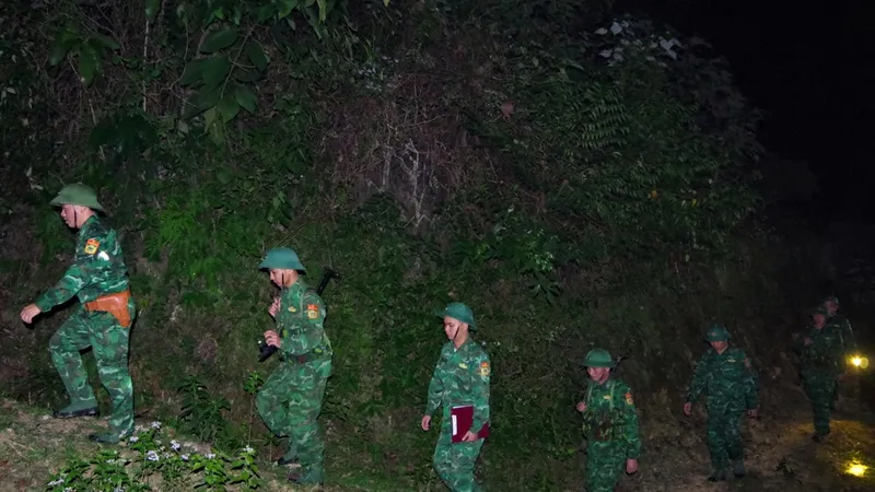 Các cán bộ, chiến sĩ Bộ đội Biên phòng Hà Tĩnh vượt qua khó khăn làm nhiệm vụ tuần tra, kiểm soát, bảo vệ vững chắc chủ quyền an ninh biên giới quốc gia