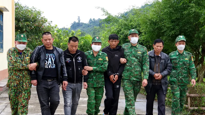 Lực lượng Bộ đội Biên phòng Hà Tĩnh dẫn giải các đối tượng về cơ quan điều tra, làm rõ