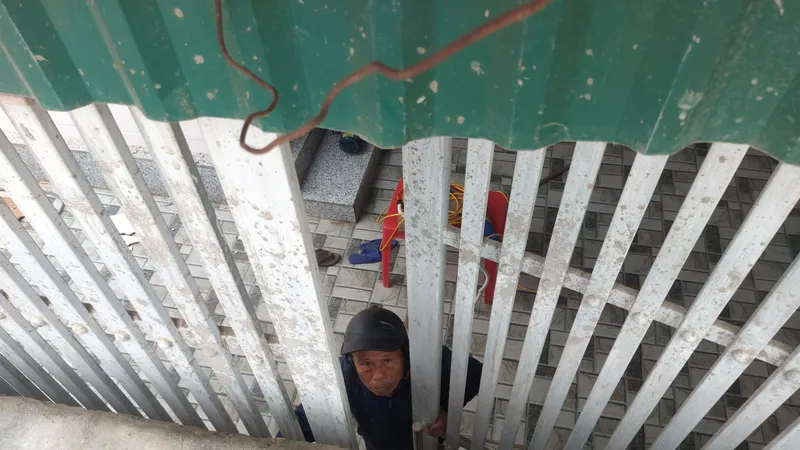 Đường cao hơn nhà 2,4m, bịt kín cổng chính ra vào nhà ông Phan Đình Ngọc. Ảnh: DƯƠNG QUANG 