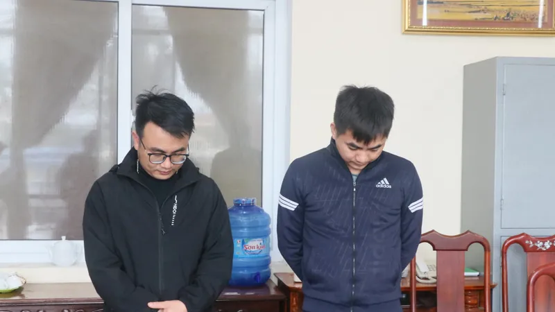 Nguyễn Đức Quảng và Đào Xuân Đỉnh tại cơ quan công an. Ảnh: Công an Hà Tĩnh 