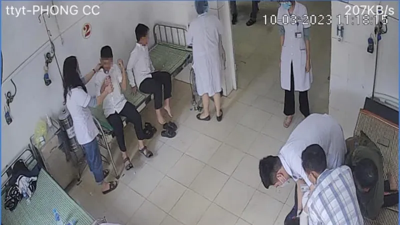 Thời điểm các bác sĩ đang thăm khám cho các em học sinh bị ngộ độc