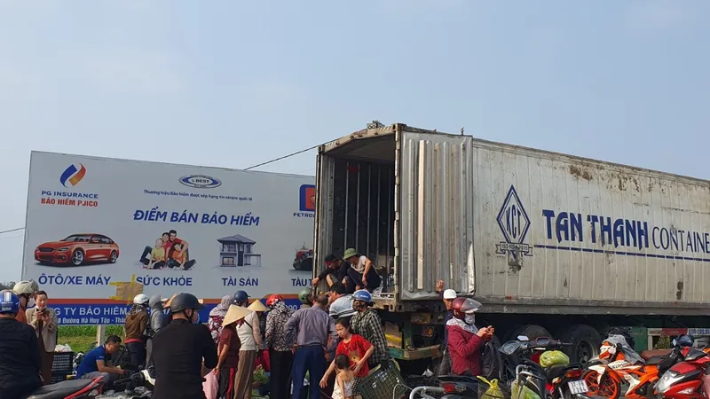 Người dân và chính quyền địa phương giúp tài xế bốc vác, tiêu thụ hàng tấn xoài sau vụ tai nạn