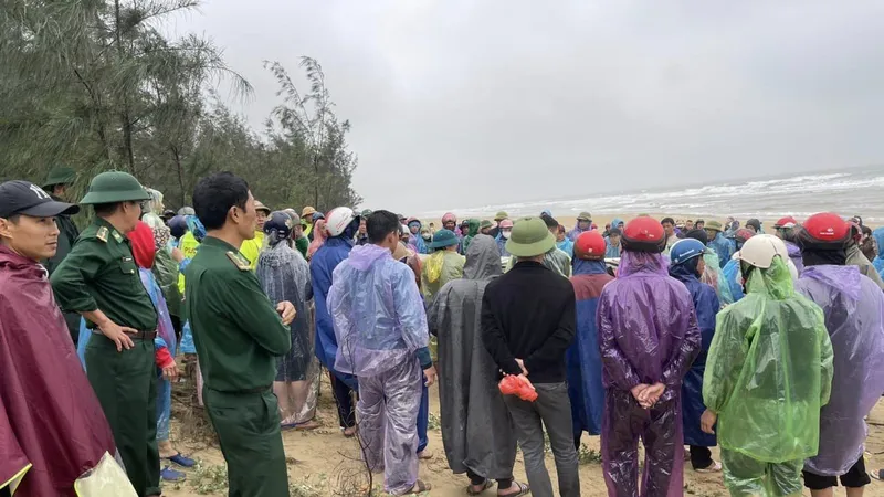 Chiều 27-3, các lực lượng chức năng và người dân đã tìm thấy thi thể em N.T.N.T.