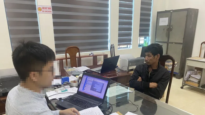 Cơ quan điều tra làm việc với đối tượng Phạm Viết Ký. Ảnh: Công an Hà Tĩnh 