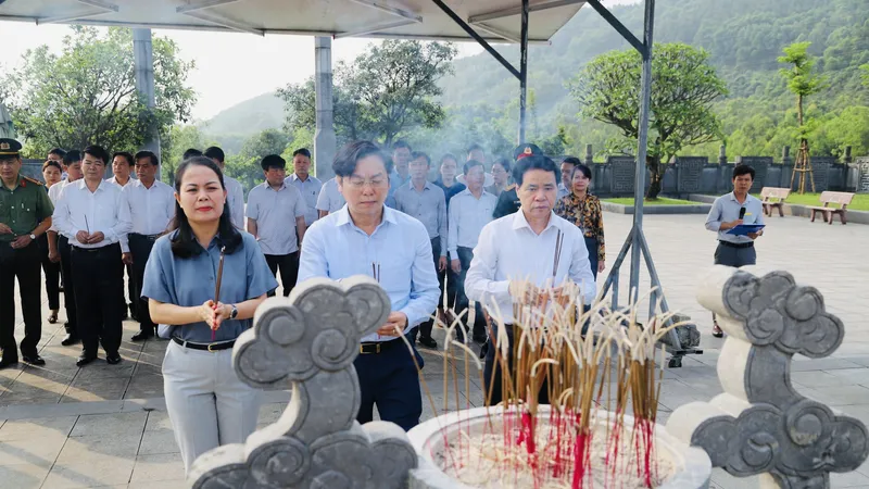 Dâng hương kỷ niệm 117 năm ngày sinh cố Tổng Bí thư Hà Huy Tập