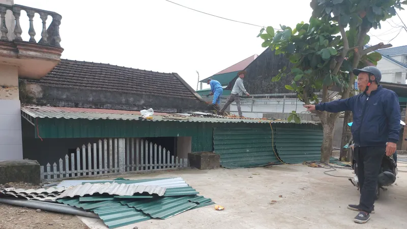 Ông Phan Đình Ngọc (thôn Tân Tiến, xã Phú Lộc) bên cổng nhà bị bịt kín sau khi nâng đường phía trước. Ảnh chụp ngày 2-2-2023