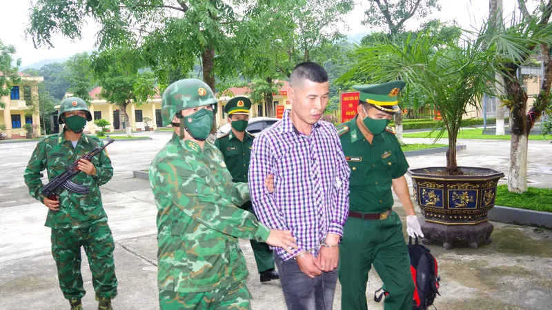 Bắt đối tượng vận chuyển 2 bánh heroin, 2kg ma túy đá và 200 viên ma túy tổng hợp