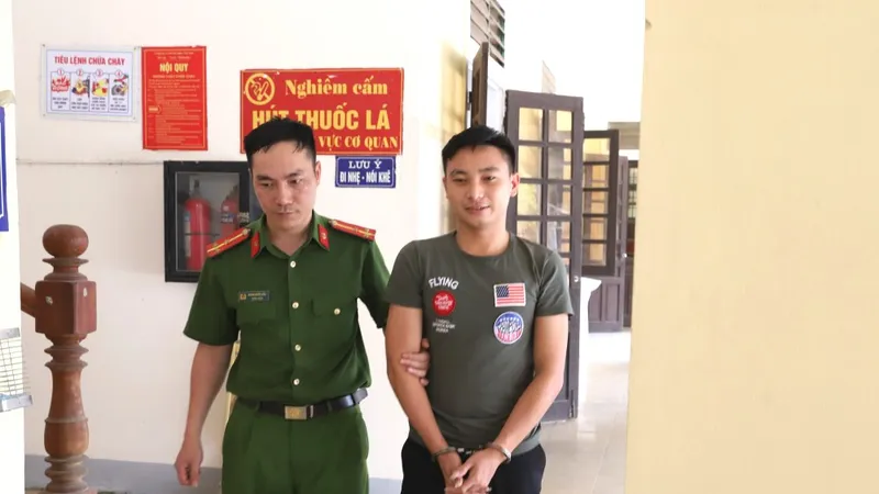 Cơ quan công an bắt giữ đối tượng Trần Tiến Duẩn. Ảnh: Công an Hà Tĩnh 