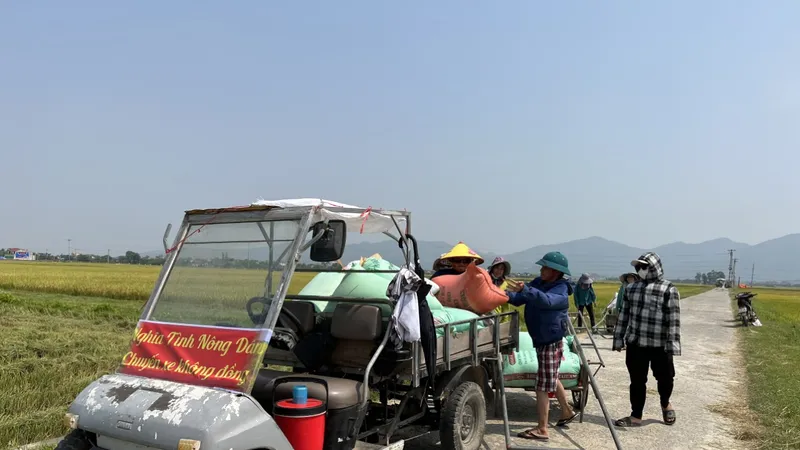 “Chuyến xe 0 đồng” giúp bà con vận chuyển lúa về nhà thuận lợi hơn