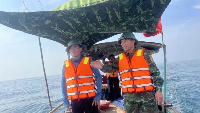 Lực lượng Đồn Biên phòng Lạch Kèn đang phối hợp tìm kiếm 2 ngư dân mất tích trên biển