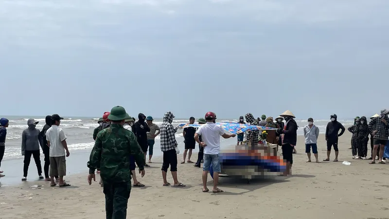 Trưa 25-5, thi thể ông N.V.B. đã được đưa vào bờ 