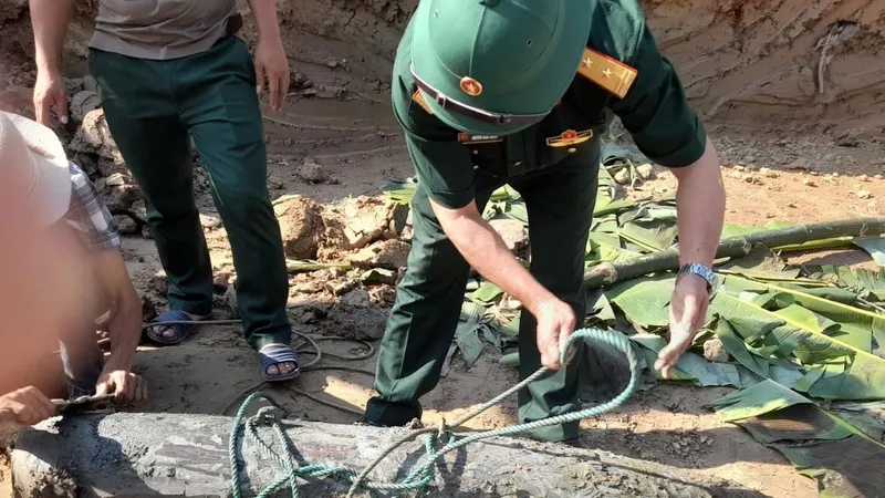 Lực lượng chức năng tiến hành các bước để vận chuyển quả bom về điểm tập kết để hủy nổ