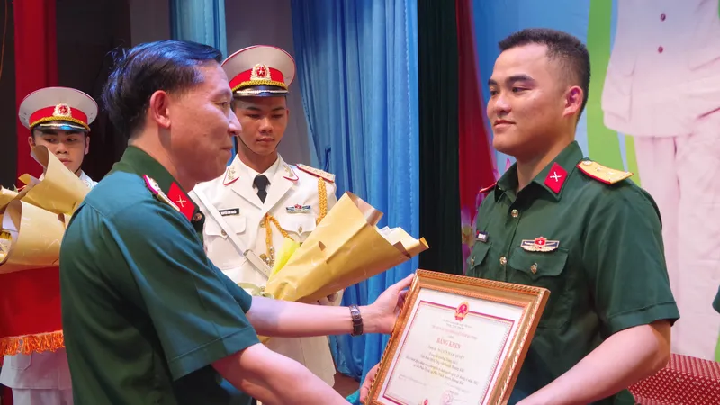 Đại tá Võ Quang Thiện - Chính ủy Bộ Chỉ huy Quân sự tỉnh trao Bằng khen của Chủ tịch UBND tỉnh Hà Tĩnh cho Trung úy Nguyễn Ngọc Quyết