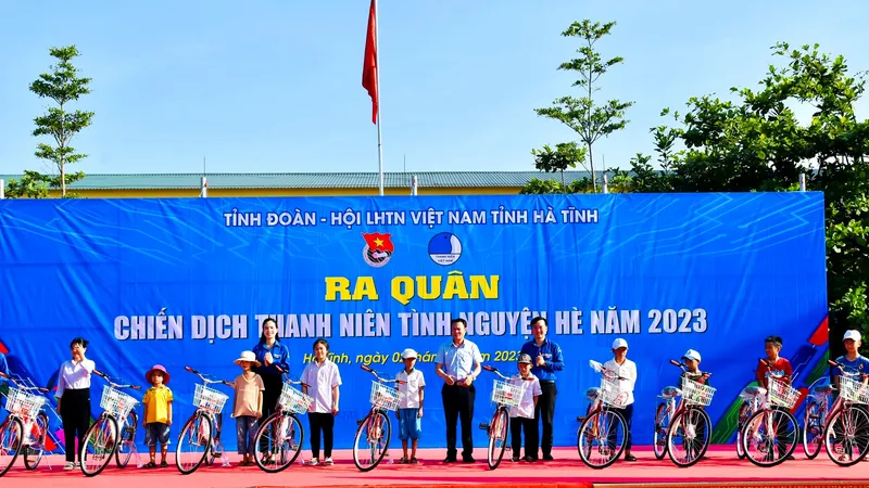 Trao tặng xe đạp cho các em học sinh có hoàn cảnh khó khăn 