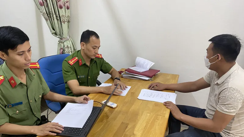Cán bộ Công an huyện Cẩm Xuyên làm việc với H.X.D. Ảnh: Công an Hà Tĩnh