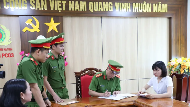 Cơ quan điều tra làm việc với đối tượng Nguyễn Thị Bích Ngọc. Ảnh: Công an Hà Tĩnh cung cấp