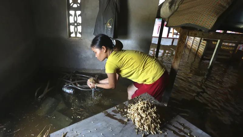 Nước tràn vào khiến tài sản nhà dân ở xã Thường Nga bị ngập ướt